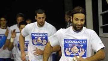 <b>HOMENAJE. </b>Los jugadores, con camisetas de apoyo a Hombrados.