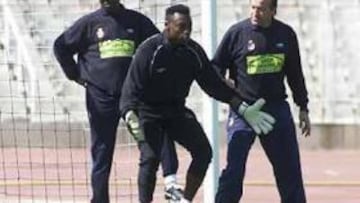 <b>PADRE DEPORTIVO. </b>Thomas N'Kono comparte cada sesión de entrenamiento con Carlos Kameni.