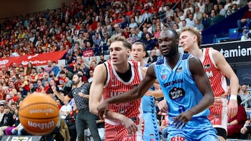 MURCIA, 16/10/2025.- El jugador del Río Breogán Bakary Dibba (d) y el jugador del Ucam Murcia CB Wilhem Falk durante el partido de la jornada 7 de la Liga Endesa, que disputan el Ucam Murcia CB y el Río Breogán en el Palacio de los Deportes de Murcia.- EFE/ Juan Carlos Caval