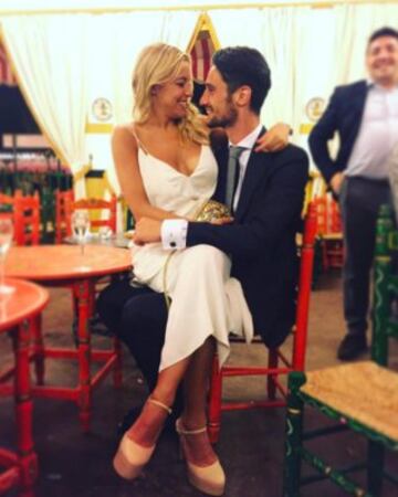 El portero del Sevilla con su pareja