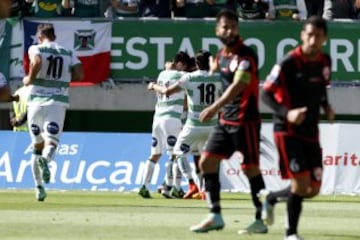 Futbol, Temuco v Copiapo.
Campeonato Loto 2015 - 2016 primera B.
El jugador de Temuco, Cris Robert Martinez,  derecha celebra su gol contra Copiapo durante el partido de primera B en el estadio Bicentenario Germán Becker.
Temuco, Chile.
16/04/2016
Ramon Monroy/Photosport*******

Football, Temuco v Copiapo.
Loto Championship 2015 - 2016 first B.
Temuco's player Cris Robert Martinez left celebrates his goal against Copiapo during the Copa Loto Championship first B football match at  Bicentenario Germán Becker stadium in Temuco, Chile.
16/04/2016
Ramon Monroy/Photosport