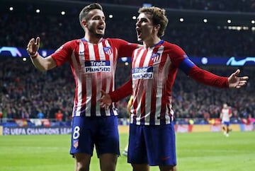 Saúl celebra con Griezmann el gol del francés al Borussia Dortmund.