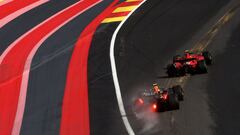 Carlos Sainz (Ferrari SF-23) y Sergio Pérez (Red Bull RB19). Spa-Francorchamps, Bélgica. F1 2023.