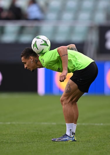Antony, del Real Betis, controla el balón con la nuca durante el entrenamiento del Real Betis.