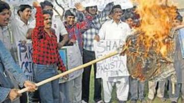 Aficionados paquistaníes quemando fotos.