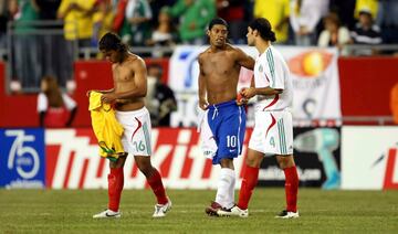 Otra con Ronaldinho. En un México vs Brasil, Jona le 'ganó' a Rafa Márquez la ´playera del 10 brasileño.