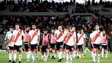 BUENOS AIRES, ARGENTINA - SEPTEMBER 24: Players of River Plate leave the pitch after losing a match between River Plate and Talleres as part of Liga Profesional 2022 at at Estadio Mas Monumental Antonio Vespucio Liberti on September 24, 2022 in Buenos Aires, Argentina. (Photo by Marcelo Endelli/Getty Images)