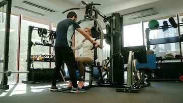 Las sesiones de fisioterapia mejoran la flexibilidad del deportista.