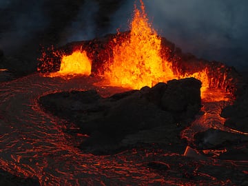 La población de Grindavik, un municipio pesquero situado en la península de Reykjanes, en la costa suroeste de Islandia, es la que se ha visto particularmente afectada por las últimas erupciones.