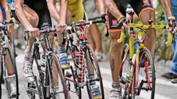 <b>PRATO NEVOSO. </b>Valverde, con Frank Schleck y Kohl, en Prato Nevoso. Al día siguiente pasó el control.