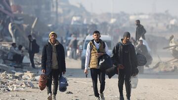 Palestinians, who were displaced to the south at Israel's order during the war, make their way as they return to their homes in northern Gaza, amid a ceasefire between Israel and Hamas, in Gaza City, January 29, 2025. REUTERS/Dawoud Abu Alkas