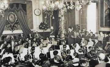 El 8 de mayor de 1936 el Ayuntamiento de Zaragoza homenajeó al Zaragoza por su ascenso. En la imagen, el Orfeón Zaragozano toca el himno del club aragonés ante la mirada, en el banco de la derecha, de toda la plantilla.
