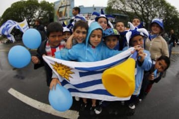 Eliminatorias mundial Rusia 2018. 
Hinchas de Uruguay  alientan antes del partido contra Chile por eliminatorias para el mundial de Rusia 2018 en el estadio Centenario. 
Montevideo, Uruguay. 