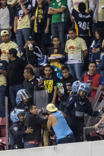 Action photo during the match America vs Pumas UNAM corresponding Round 3 of the League MX of the Apertura 2017 Tournament at Azteca Stadsum.

 Foto de accion durante el partido America vs Pumas UNAM, correspondiente a la Jornada 3 de la Liga MX del Torneo Apertura 2017, desde el Estadio Azteca en la foto:   Fans peleando

05/08/2017/MEXSPORT/Victor Leon