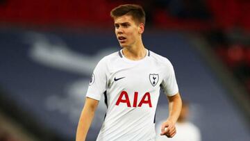 Juan Foyth debuta en la Premier haciendo dos penales