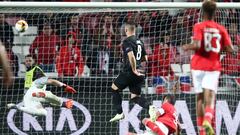 Luka Jovic beats Odisseas Vlachodimos at the Est&aacute;dio da Luz. 