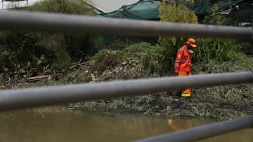 Bogotá. Noviembre 07 de 2024. Tras la emergencia provocada por las fuertes lluvias en las afueras de Bogotá, este es el panorama en la Avenida 222 con Autopista Norte, donde personal de Aguas de Bogotá llevó a cabo una jornada intensiva de limpieza. La intervención permitió el drenaje del agua estancada y contribuyó a la reducción de los niveles de la inundación. (Colprensa - Cristian Bayona).