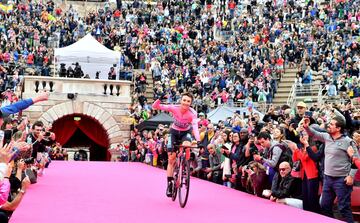 Jai Hindley celebra su primer Giro. 