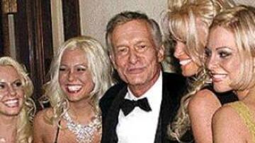 <b>CON EL DUEÑO.</B> Algunas conejitas Playboy junto al creador de la revista, Hugh Hefner, quien en 1952 tuvo la idea de editar una publicación dirigida al público masculino. Las fiestas en su mansión son famosas.
