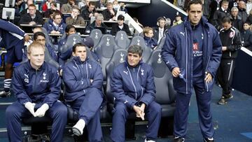 Esta foto se repetirá esta noche en el Benito Villamarín. El contexto, sin embargo, será diferente. Juande Ramos no tendrá a su lado ni a Gustavo Poyet ni a Marcos Álvarez. Ambos mostraron halagos continuos hacia la figura del manchego, que hace algunas temporadas contaba con la colaboración de éstos en las filas del Tottenham.
Mobile and website use of domestic English football pictures are subject to obtaining a Photographic End User Licence from Football DataCo Ltd Tel : +44 (0) 207 864 9121 or e-mail accreditations@football-dataco.com - applies to Premier and Football League matches.
PUBLICADA 07/10/08 NA MA24 1COL