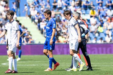 El central de la Real Sociedad estuvo soberbio. Hizo un partidazo, estando muy por encima de todos los demás futbolistas que actuaron en el Coliseum. El central se peleó constantemente con Latasa y arregló los desajustes de su compañero Pacheco. Fijo en la Selección.