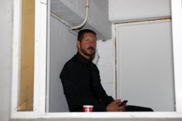 Simeone en una cabina viendo el partido.