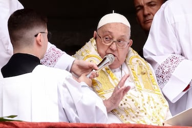 El papa Francisco imparte su bendición Urbi et Orbi desde el balcón de la Basílica de San Pedro.