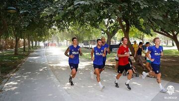 El Valencia entrena en el viejo cauce del río Turia