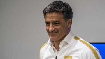 M&iacute;chel durante su presentaci&oacute;n como t&eacute;cnico de Pumas.