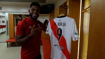 El delantero colombiano podría debutar con river Plate ante Vélez.