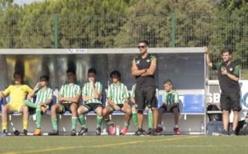 Partido de semifinales de Infantiles entre el Betis y el Celta. Juanito al frente de los sevillanos.