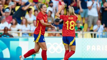 La delantera de la selección española Alexia Putellas celebra con su compañera Olga.