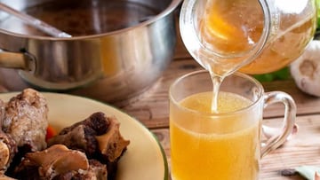 Haz paso a paso un sencillo y nutritivo caldo de huesos con tan sólo 2 ingredientes para obtener colágeno y cuidar tu piel.