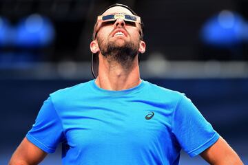 El tenista Steve Johnson mira con las gafas espeeciales el eclipse durante el tercer da del Open de Winston-Salem.