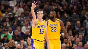 Austin Reaves, escolta de Los Angeles Lakers, junto a LeBron James.