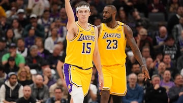 La celebración de Austin Reaves, con LeBron James detrás, tras anotar un triple en un partido con los Lakers.