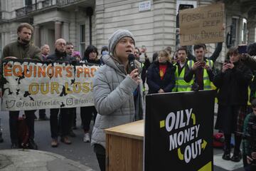 Thunberg participó desde primera hora en una manifestación para protestar contra las operaciones de las compañías energéticas que abogan por los combustibles fósiles.