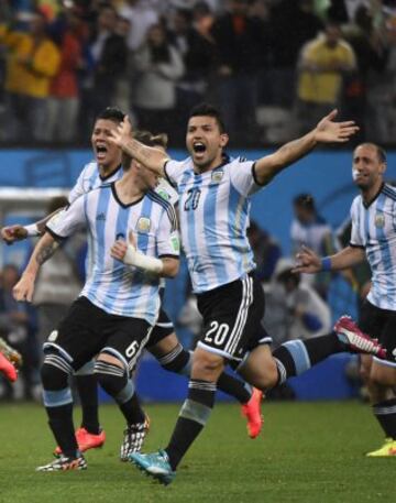 Agüero celebra la victoria de Argentina en los penaltis ante Holanda que les dio el pase a la final del Mundial de Brasil 2014.