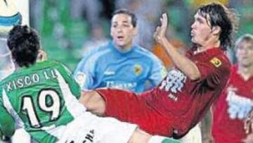 <b>UN GOL SALVADOR. </b>Este es el momento en que Xisco, ante la presencia de César Navas, salva un punto que el Betis ya daba por perdido.