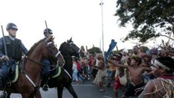 M&aacute;s de 700 agentes de la Polic&iacute;a cargaron contra una marcha de ind&iacute;genas con caballos, gases lacrim&oacute;genos y balas de goma. La protesta se produjo en Brasilia, delante del estadio donde estaba expuesta la Copa del Mundial.
 