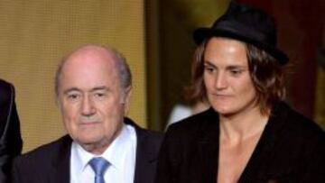 Joseph Blatter con Nadine Angerer, &uacute;ltima Bal&oacute;n de Oro femenino.