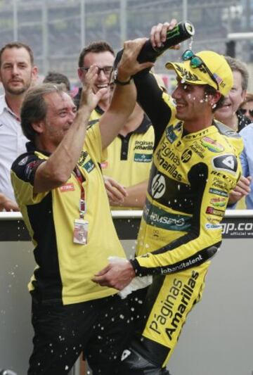 Alex Rins celebra la victoria en Moto2.