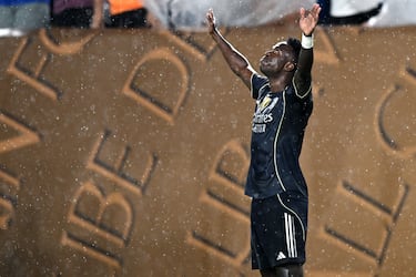 Celebración de Vinicius Júnior bajo la lluvia de Filadelfia tras anotar el primer gol del encuentro.