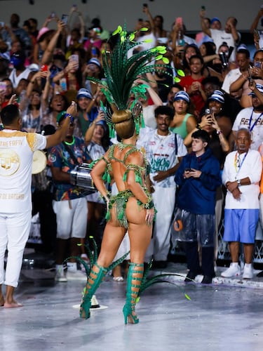 Dirige su agencia de marketing Talismã Digital y una clínica estética.