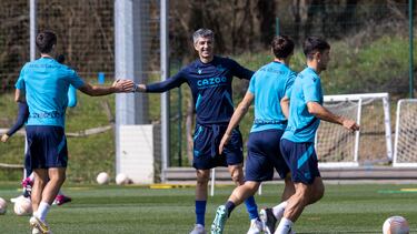 SAN SEBASTIÁN, 15/03/2023.- El entrenador de la Real Sociedad, Imanol Alguacil (c), saluda a los jugadores durante el entrenamiento que han celebrado este miércoles, previo al partido de vuelta de octavos de final de la Liga Europa ante el Roma. EFE/ Javier Etxezarreta