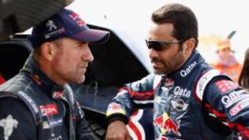 Stephane Peterhansel (izq.) habla con Al-Attiyah.