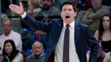 BARCELONA, 11/01/2026.- El entrenador del Barça, Xavi Pascual, durante el partido de la Liga Endesa entre el Barça y el Covirán Granada celebrado este domingo en el Palau Blaugrana de Barcelona. EFE/ Enric Fontcuberta