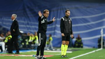 MADRID, 02/10/2022.- El técnico de Osasuna, Jagoba Arrasate, durante el encuentro correspondiente a la séptima jornada de primera división que disputan hoy domingo frente al Real Madrid en el estadio Santiago Bernabéu, en Madrid. EFE / Rodrigo Jiménez.