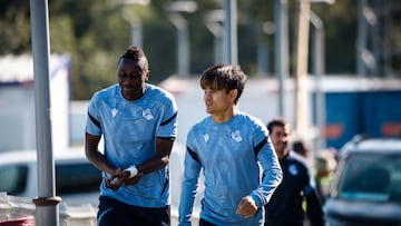 Take Kubo y Sadiq Umar se dirigen a un entrenamiento de la Real Sociedad en Zubieta.