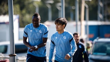 Take Kubo y Sadiq Umar se dirigen a un entrenamiento en Zubieta.
